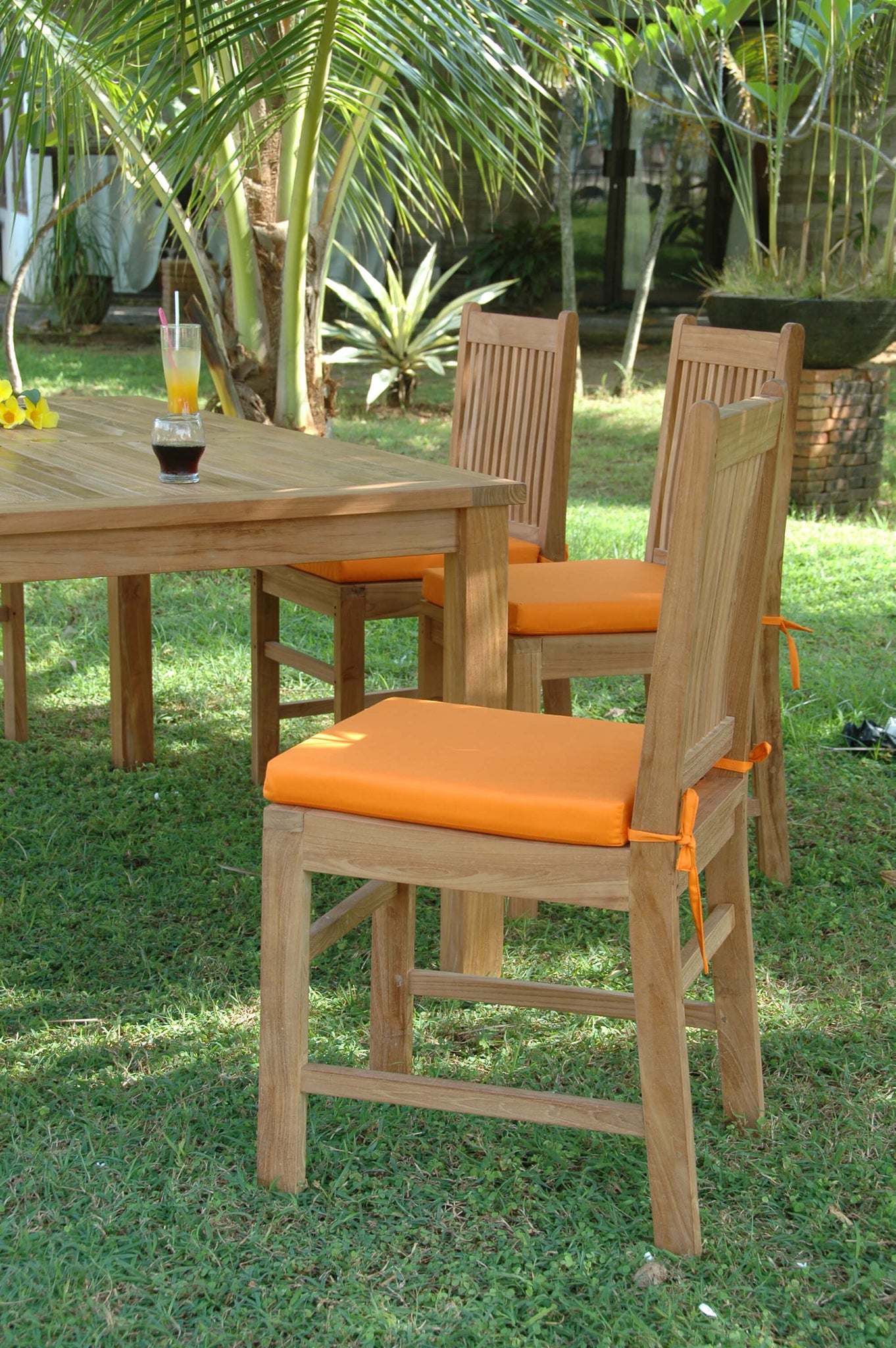 Montage Saratoga Outdoor Dining Set